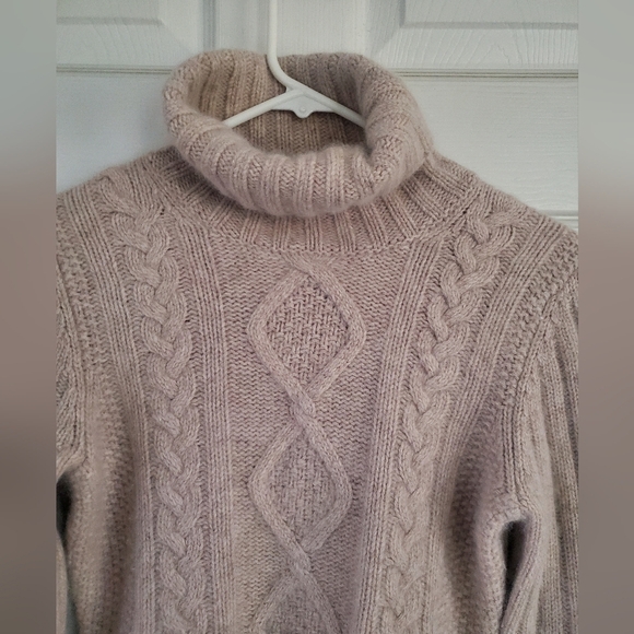 Banana Republic Cable Knit SweaterTurtle Neck 51% Angora Rabbit Hair, 49% Lmb Wo - Picture 3 of 8
